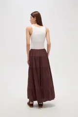 Falda larga de corte amplio con diseño de frunces horizontales y caída fluida.