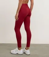 Legging deportiva Get Over de tiro alto, confeccionada en microfibra elástica, con bolsillos laterales funcionales y largo hasta el tobillo.