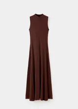 Vestido midi de punto fino color marrón chocolate, con cuello perkins y diseño sin mangas. Presenta un corte ajustado en el torso que se abre en una falda evasé.
