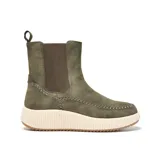 Bota corta tipo chelsea color verde militar, con paneles laterales elastizados en tono marrón y costuras visibles con detalle artesanal. Tiene una tira trasera para facilitar el calce, punta redondeada y plataforma baja integrada con suela de goma antideslizante.