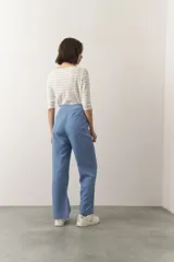 Pantalón de vestir negro, de corte recto y tiro alto.