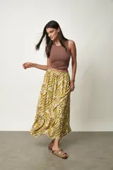 Musculosa negra de corte crop, escote redondo y diseño ajustado.
