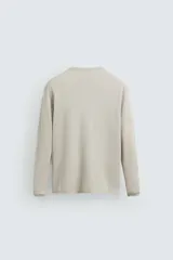 Jersey de cáñamo color negro, de corte regular fit, cuello redondo y manga larga. Los acabados son en rib.