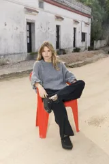 Sweater de tejido de punto color tostado, con cuello redondo, mangas largas abullonadas y puños ajustados.