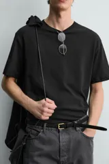 Camiseta de corte relaxed fit, confeccionada en mezcla de algodón y lino, con cuello redondo y mangas cortas.