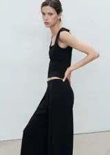 Top sin mangas de diseño entallado, con escote cuadrado y tirantes anchos, confeccionado en tejido elástico.