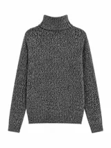 Buzo de tejido de punto grueso con cuello alto y cierre frontal parcial. Presenta un diseño jaspeado en tonos negro y blanco, con puños y ruedo acanalados y un pequeño parche decorativo en la parte inferior.