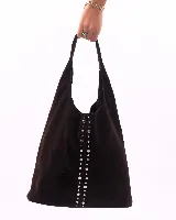 Cartera tipo hobo de cuero color bordó, con diseño de tachas metálicas plateadas dispuestas en una línea vertical central.