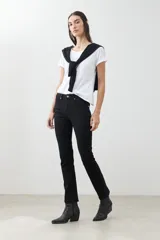 Remera blanca de algodón con cuello redondo y mangas cortas.