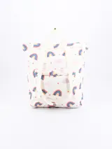 Mochila de poliéster color crema con estampado de arcoíris, nubes y estrellas.