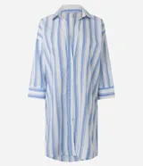 Salida de playa tipo camisa confeccionada en voile de algodón, con diseño de rayas verticales en tonos celeste y blanco, cuello tradicional y mangas 3/4.