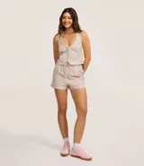 Short de mujer modelo runner de tiro alto, con elástico y lazo en la cintura. Presenta un estampado de rayas verticales finas en tonos beige y marrón claro.