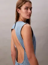 Vestido corto de denim sin mangas con cuello redondo, diseño de espalda abierta y pinzas frontales para un ajuste entallado.
