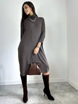 Vestido tipo polera de tejido liviano y elastizado, color vino tinto jaspeado, con cuello tortuga y mangas largas. Presenta un calce oversized.