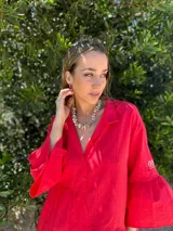 Collar corto con cuentas irregulares de nácar y mostacillas transparentes. Cierre con cadena de acero quirúrgico y ganchito para regular el largo.