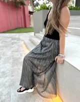 Falda larga plisada color plateado y negro con cintura elástica.