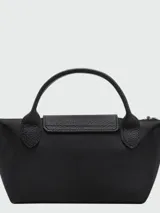 Cartera tipo pouch Longchamp modelo Le Pliage One, de diseño compacto y minimalista con cierre superior, asas cortas y solapa frontal con botón a presión.