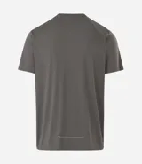 Remera deportiva de hombre con tecnología Dry, confeccionada en poliamida y elastano. Presenta un diseño de corte regular, cuello redondo, manga corta y estampa lettering pequeña en el pecho con la frase Seeking my highs.