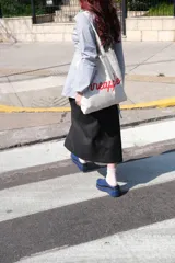 Suecos de charol azul con plataforma y costuras blancas.