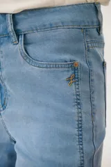 Pantalón de jean celeste, corte amplio y tiro alto.