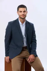 Saco sport de lana con diseño clásico, solapa tradicional, estructura definida y cierre frontal con dos botones.