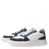 Championes urbanos Democrata modelo Eleko, color blanco con suela de plataforma en tono crema. Presentan un diseño de corte bajo con perforaciones en la puntera para mayor ventilación y el logo de la marca grabado en el lateral.