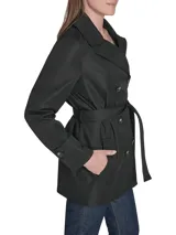 Campera corta tipo trench de Tommy Hilfiger, color negro, con diseño cruzado de doble botonadura, cuello con solapa, cinturón ajustable en la cintura, bolsillos laterales y puños ajustables.
