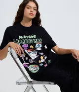 Remera negra de algodón con estampado gráfico de la serie animada Laboratorio de Dexter. Presenta cuello redondo, mangas cortas y un corte holgado.