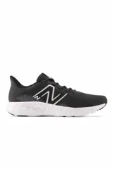 Championes deportivos New Balance modelo W411, color negro con suela blanca y detalles plateados.