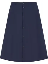 Falda midi azul marino de corte evasé, con botones frontales a lo largo de toda la prenda y logo de la marca bordado en el ruedo.