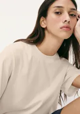 Camiseta de manga corta con cuello redondo, confeccionada en algodón de alta calidad con un corte clásico y versátil.