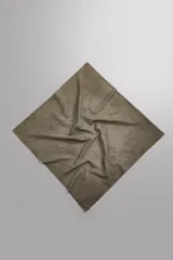 Bandana cuadrada de tejido ligero de algodón, con bordes desflecados y diseño minimalista.