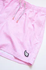 Short de baño rosa con estampado de lunares blancos, cintura elástica con cordón ajustable, bolsillos laterales y trasero con cierre, logo de la marca bordado en la pierna y suspensor de malla fina.