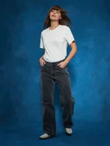 Jean Lerna Straight de corte recto, color negro con efecto lavado acid wash y tiro medio.