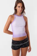 Top de morley color lila con cuello redondo y escote deportivo. Presenta collareta ancha en sisas y cuello, y un detalle de teñido sopleteado artesanal en costuras y terminaciones.