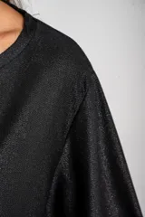 Remera corta negra de mangas cortas y corte holgado.