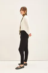 Pantalon estilo babucha color negro, con cintura elastizada y cordón de ajuste, bolsillos diagonales frontales y puños en los tobillos.
