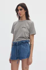 Remera Pastiche modelo Atenas de manga corta y cuello redondo, confeccionada en 100% algodón con efecto washed. Presenta detalle de bordado en el pecho.