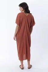 Vestido midi color canela de corte amplio, con escote en V y mangas cortas.