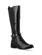 Bota de caña alta con taco medio, confeccionada en una combinación de cuero napa y cuero con textura croco. Presenta un diseño de estilo hípico con hebilla y apliques metálicos decorativos, panel trasero elastizado para mayor ajuste y cierre lateral interno.