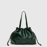 Cartera tipo shopper de cuero vegano brillante en color verde oscuro, con diseño fruncido en la parte superior mediante cordones laterales y doble asa de hombro.