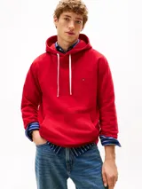 Buzo con capucha Tommy Hilfiger color rojo, confeccionado en felpa de mezcla de algodón y poliéster. Cuenta con cordón ajustable en la capucha, bolsillo canguro, puños y bajo de punto canalé, y logo bordado en el pecho.