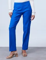 Pantalón de vestir azul eléctrico, de corte recto, con bolsillos simulados en la parte delantera y bolsillos aplicados en la parte trasera.