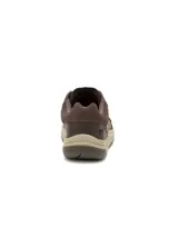 Sneakers Caterpillar de hombre, modelo Apa Cush, color marrón confeccionados en cuero y gamuza con entresuela de EVA beige y suela de goma.