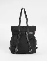 Mochila tipo shopper color negro, con diseño funcional que incluye múltiples bolsillos con cierre, correas de hombro y detalles en cordón con punteras rojas.