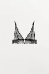 Sujetador triangular de encaje negro, con escote en pico, tirantes finos regulables y cierre trasero con gancho metálico.