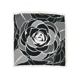 Pañuelo cuadrado de seda con estampado floral en tonos verde, blanco y negro.