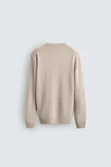 Jersey azul de punto con cuello redondo y manga larga. Tejido en mezcla de lana y acabado en rib.