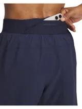 Short de running Under Armour, color azul marino con franjas laterales perforadas en azul brillante. Cuenta con cintura elástica con cordón interno, forro interior de malla y bolsillo trasero expandible.