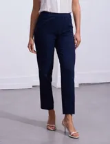 Pantalón de vestir color celeste, de corte recto y largo tobillero. Confeccionado en gabardina elastizada. Marca Zac & Rachel.